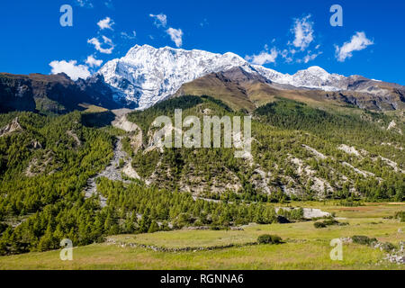 Vista panoramica di tutta la parte superiore Marsyangdi valley, la coperta di neve il vertice di Annapurna 2 a distanza Foto Stock
