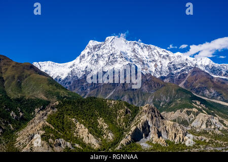 Vista panoramica di tutta la parte superiore Marsyangdi valley, la coperta di neve il vertice di Annapurna 2 a distanza Foto Stock