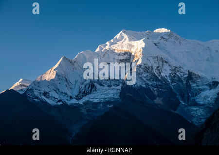 Vista su tutta la parte superiore della valle Marsyangdi per la coperta di neve il vertice di Annapurna 2 Foto Stock