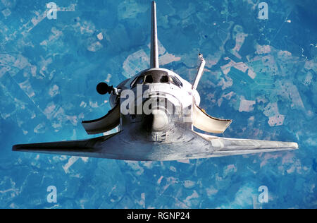 Astronave sul volo. Space Shuttle di close-up. Vista del pianeta Terra dallo spazio esterno. Alcuni elementi di questa immagine sono arredate dalla NASA Foto Stock