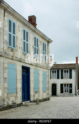 Francese rustica casa di città con persiane blu, scene di strada in Ile de Re, Francia Foto Stock