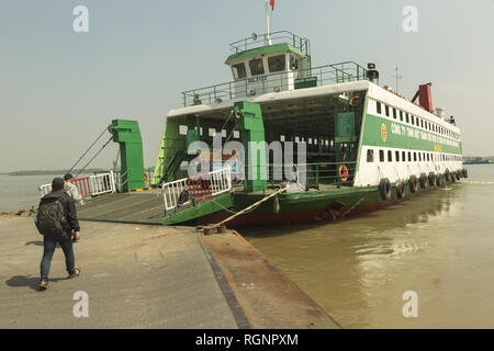 L'imbarco del traghetto per attraversare il fiume Saigon in Vietnam Foto Stock