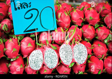 Molti fresche, mature drago rosso frutti impilati fino a Klong Toey Mercato a Bangkok, in Thailandia Foto Stock