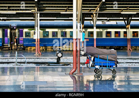 Hualamphong Stazione ferroviaria centrale di Bangkok, Tailandia - 15 Giugno 2011: Allenatori di un molto vuoto e molto pulita platform Foto Stock