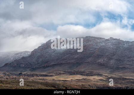 Un paesaggio di montagna nelle montagne Cederberg della provincia del Capo occidentale. La neve è visibile alla Wolfberg crepe sulla montagna Foto Stock
