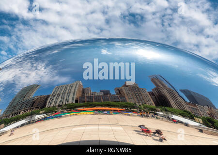 La riflessione di un edifici di Chicago in uno specchio di fagiolo di Chicago, il Millennium Park di Chicago Foto Stock