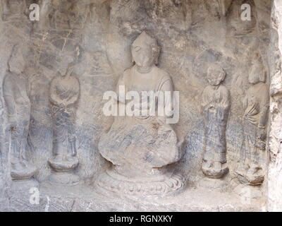 Luoyang le Grotte di Longmen. Rotture di Buddha e le grotte di pietra e sculture in Le Grotte di Longmen a Luoyang, Cina. Preso il 14 ottobre 2018. Foto Stock