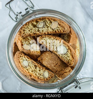 Almond Cantuccini o biscotti in una giara di storage Foto Stock