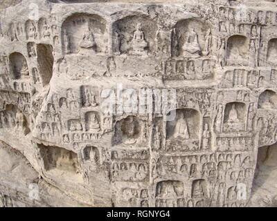 Luoyang le Grotte di Longmen. Rotture di Buddha e le grotte di pietra e sculture in Le Grotte di Longmen a Luoyang, Cina. Preso il 14 ottobre 2018. Foto Stock
