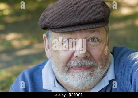 Ritratto di divertenti, sospette senior barbuto uomo facendo prima selfie nella sua vita Foto Stock