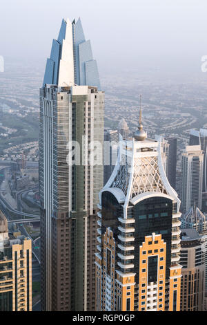 DUBAI, Emirati Arabi Uniti - 16 Febbraio 2018: Superiore della Marina 101 Tower e Elite Residence Torre grattacieli di Dubai Marina area di Dubai, Emirati arabi uniti Foto Stock