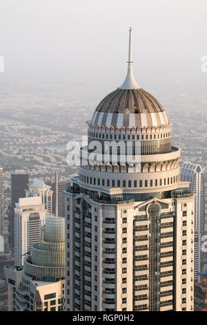 DUBAI, Emirati Arabi Uniti - 16 Febbraio 2018: Superiore della Principessa Tower, un 101 storia grattacielo residenziale in Dubai Marina area di Dubai, Emirati arabi uniti Foto Stock