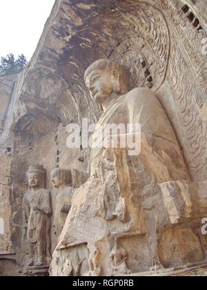 Luoyang le Grotte di Longmen. Rotture di Buddha e le grotte di pietra e sculture in Le Grotte di Longmen a Luoyang, Cina. Preso il 14 ottobre 2018. Foto Stock