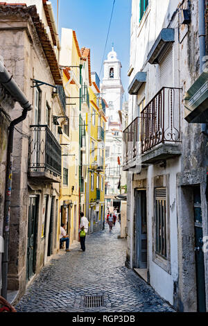 Uno stretto vicolo amichevole nella città vecchia Alfama a Lisbona. Foto Stock