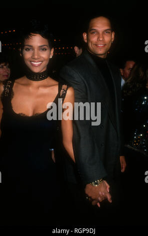 CENTURY City, CA - novembre 30: attrice Halle Berry e il marito giocatore di baseball David giustizia frequentare la serata di apertura del "Sunset Boulevard" il 30 novembre 1993 presso il Teatro Shubert in Century City, California. Foto di Barry re/Alamy Stock Photo Foto Stock