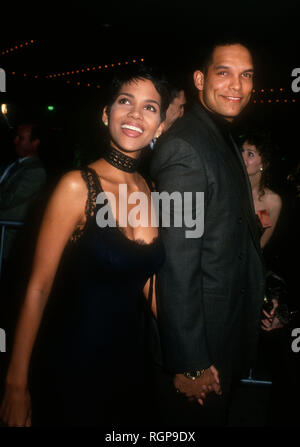 CENTURY City, CA - novembre 30: attrice Halle Berry e il marito giocatore di baseball David giustizia frequentare la serata di apertura del "Sunset Boulevard" il 30 novembre 1993 presso il Teatro Shubert in Century City, California. Foto di Barry re/Alamy Stock Photo Foto Stock