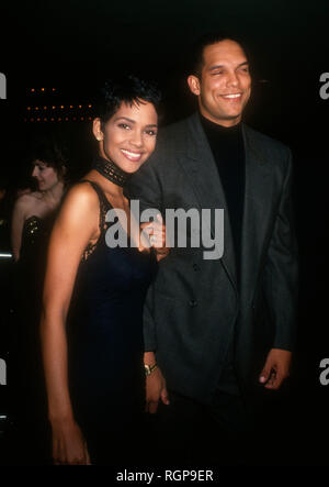 CENTURY City, CA - novembre 30: attrice Halle Berry e il marito giocatore di baseball David giustizia frequentare la serata di apertura del "Sunset Boulevard" il 30 novembre 1993 presso il Teatro Shubert in Century City, California. Foto di Barry re/Alamy Stock Photo Foto Stock