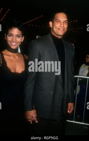 CENTURY City, CA - novembre 30: attrice Halle Berry e il marito giocatore di baseball David giustizia frequentare la serata di apertura del "Sunset Boulevard" il 30 novembre 1993 presso il Teatro Shubert in Century City, California. Foto di Barry re/Alamy Stock Photo Foto Stock