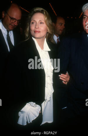 CENTURY City, CA - novembre 30: attrice Faye Dunaway assiste apertura notturna di "Sunset Boulevard" il 30 novembre 1993 presso il Teatro Shubert in Century City, California. Foto di Barry re/Alamy Stock Photo Foto Stock