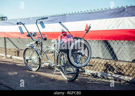 Ornati argento vintage bicicletta con bandiere permanente sulla strada nella giornata di sole a San Francisco, Stati Uniti d'America Foto Stock