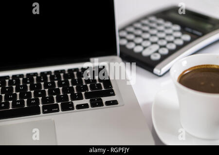 Business lavoro posto con tazza di caffè calcolatrice e computer laptop Foto Stock