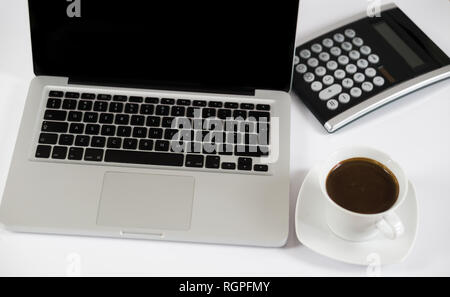 Business lavoro posto con tazza di caffè calcolatrice e computer laptop Foto Stock