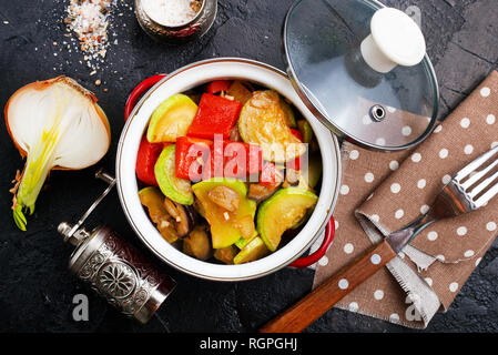 Verdure cotte nel recipiente di metallo, verdura cotta al forno con salsa di pomodoro Foto Stock