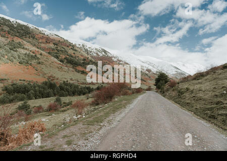 Campagna percorso sulla valle con boschi e splendide montagne di neve in Pirenei Foto Stock