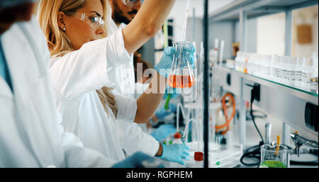 Attraente studente di lavorazione chimica in laboratorio Foto Stock