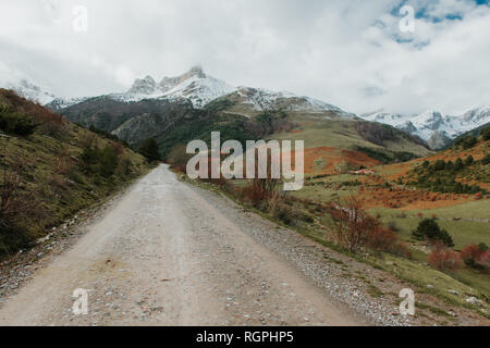 Campagna percorso sulla valle con boschi e splendide montagne di neve in Pirenei Foto Stock