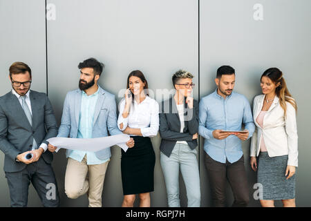 Gruppo di progettisti in prospettiva di discutere in ufficio Foto Stock
