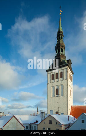 La chiesa di San Nicola torre nella città vecchia di Tallinn, Estonia. Foto Stock