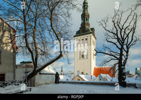 Giornata invernale presso il giardino del re danese nella città vecchia di Tallinn, Estonia. Foto Stock