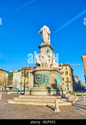 Camillo Benso Conte di Cavour, monumento in Piazza Carlo Emanuele II Square, conosciuta anche come Piazza Carlina. Torino Piemonte, Italia. Foto Stock