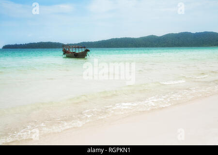 Una bellissima spiaggia di sabbia bianca su Koh Rong isola in Cambogia Foto Stock