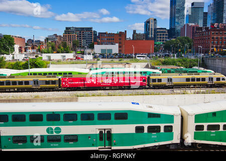 Double Decker bi-level andare il transito dei treni, Union Station, Toronto, Ontario, Canada Foto Stock