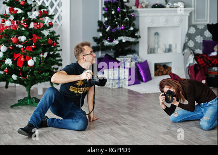 Il team di due fotografi riprese in studio. Fotografo professionista sul lavoro. Foto Stock