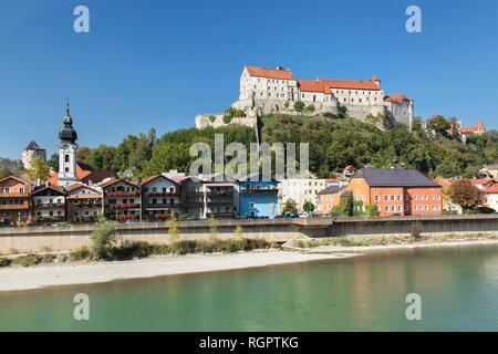 Vista del castello di Burghausen, Burghausen, Alta Baviera, Baviera, Germania Foto Stock