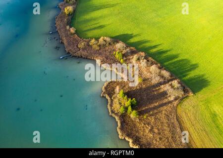 Nastro a lamelle a Harmatinger Weiher, vicino Egling, Tölzer Land, drone ammissione, Alta Baviera, Baviera, Germania Foto Stock