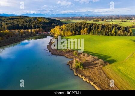 Harmatinger Weiher, vicino Egling, Tölzer Land, drone registrazione, Alpenvorland, Alta Baviera, Baviera, Germania Foto Stock