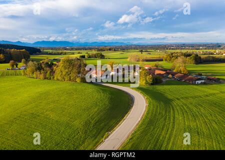 Siegertshofen, vicino Egling, Tölzer Land, colline ai piedi delle Alpi, drone shot, Alta Baviera, Baviera, Germania Foto Stock