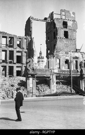 La rovina di Kochs Hof e sullo sfondo la torre della Nikolaikirche, 1945, MarktLeipzig, Sassonia, gdr, Germania Foto Stock