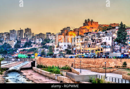 Vista di Tripoli con la cittadella di Raymond de Saint-Gilles, Libano Foto Stock