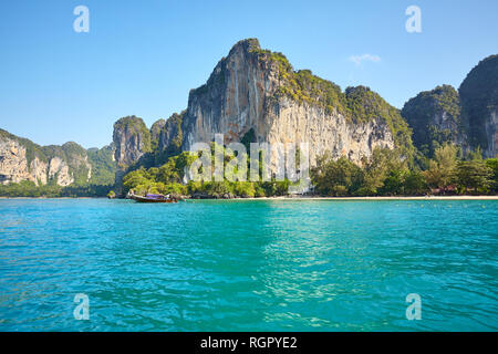 Railay Beach nella provincia di Krabi su una mattina di sole, Thailandia. Foto Stock