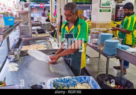 Realizzazione di roti canai. Roti canai è un tipo di Indiano-influenzato flatbread trovati di George Town, Penang, Malaysia Foto Stock