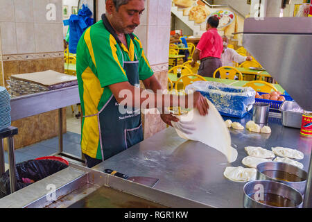 Realizzazione di roti canai. Roti canai è un tipo di Indiano-influenzato flatbread trovati di George Town, Penang, Malaysia Foto Stock