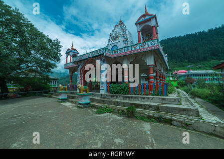 Sainj, Kullu, Himachal Pradesh, India - 05 Agosto 2018 : tempio indù dedicato al dio Shiva che trova nella grande himalayan national park, sa Foto Stock