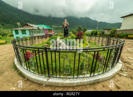 Sainj, Kullu, Himachal Pradesh, India - 05 Agosto 2018 : tempio indù dedicato al dio Shiva che trova nella grande himalayan national park, sa Foto Stock