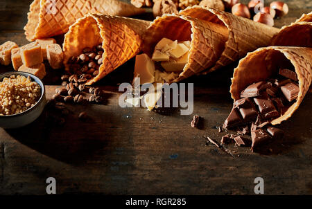 Vista ravvicinata del coni riempita di cioccolato, caffè e altri ingredienti Foto Stock