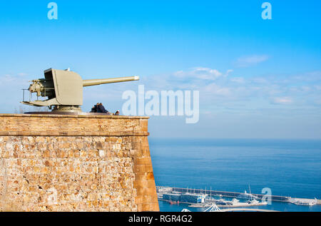 Barcellona, Spagna - 21 Gennaio 2019: vista dal Castello di Montjuic con il cannone sulla porta con le navi Foto Stock